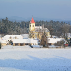Sníh přišel do České Kanady - kostel v  Matějovci